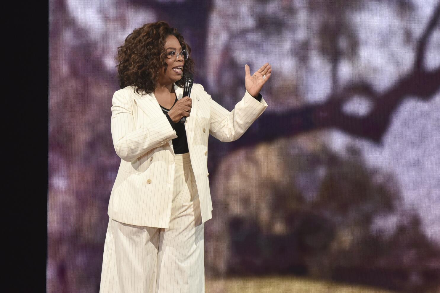 Oprah fue despedida de su primer trabajo en TV por ser “emocionalmente  inadecuada”. Hoy es una de las mujeres más influyentes del mundo. 💼✨ ¿Te  han dicho que no puedes? ¡Demuestra que, image size:1486x992