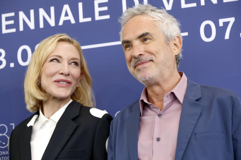 Cate Blanchett, izquierda, y el director de la serie Alfonso Cuarón posan para los fotógrafos en la sesión fotográfica de la serie de televisión 'Disclaimer' durante la 81ª edición del Festival de Cine de Venecia en Venecia, Italia, el jueves 29 de agosto de 2024. (Foto Joel C Ryan/Invision/AP)