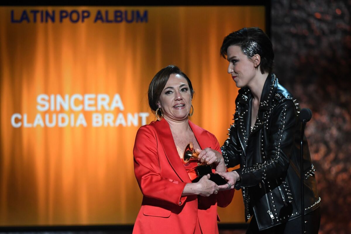 Claudia Brant recibe el Grammy por su disco "Sincera" durante la 'premiere' del evento.