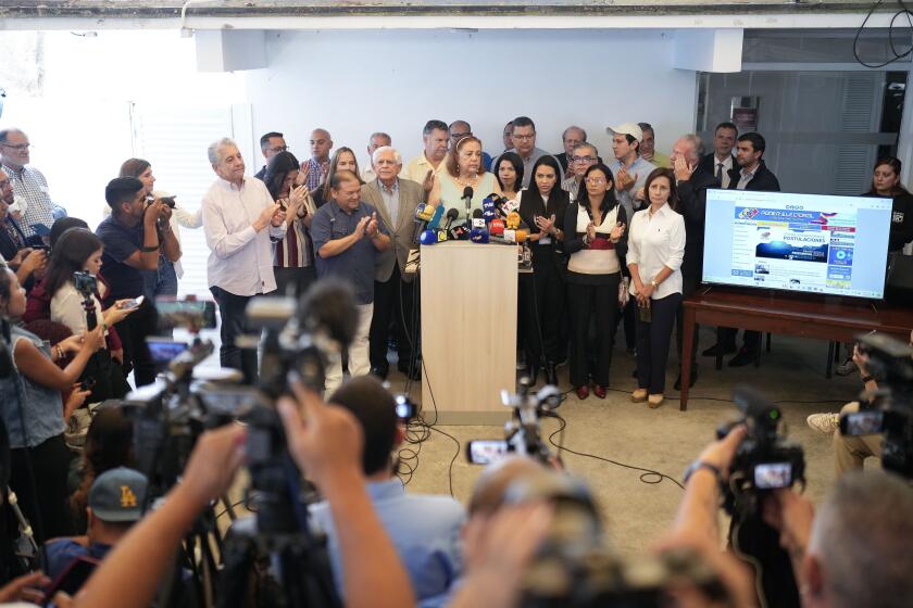 La candidata presidencial de la oposición, Corina Yoris, da una conferencia de prensa en Caracas, Venezuela, el lunes 25 de marzo de 2024. (AP Foto/Matías Delacroix)