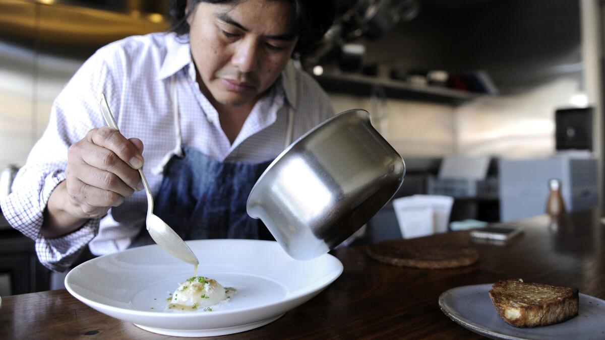 Gary Menes prepara platos con productos de una granja de Long Beach en una cocina de Koreatown, en Le Comptoir (Mariah Tauger / para The Times).