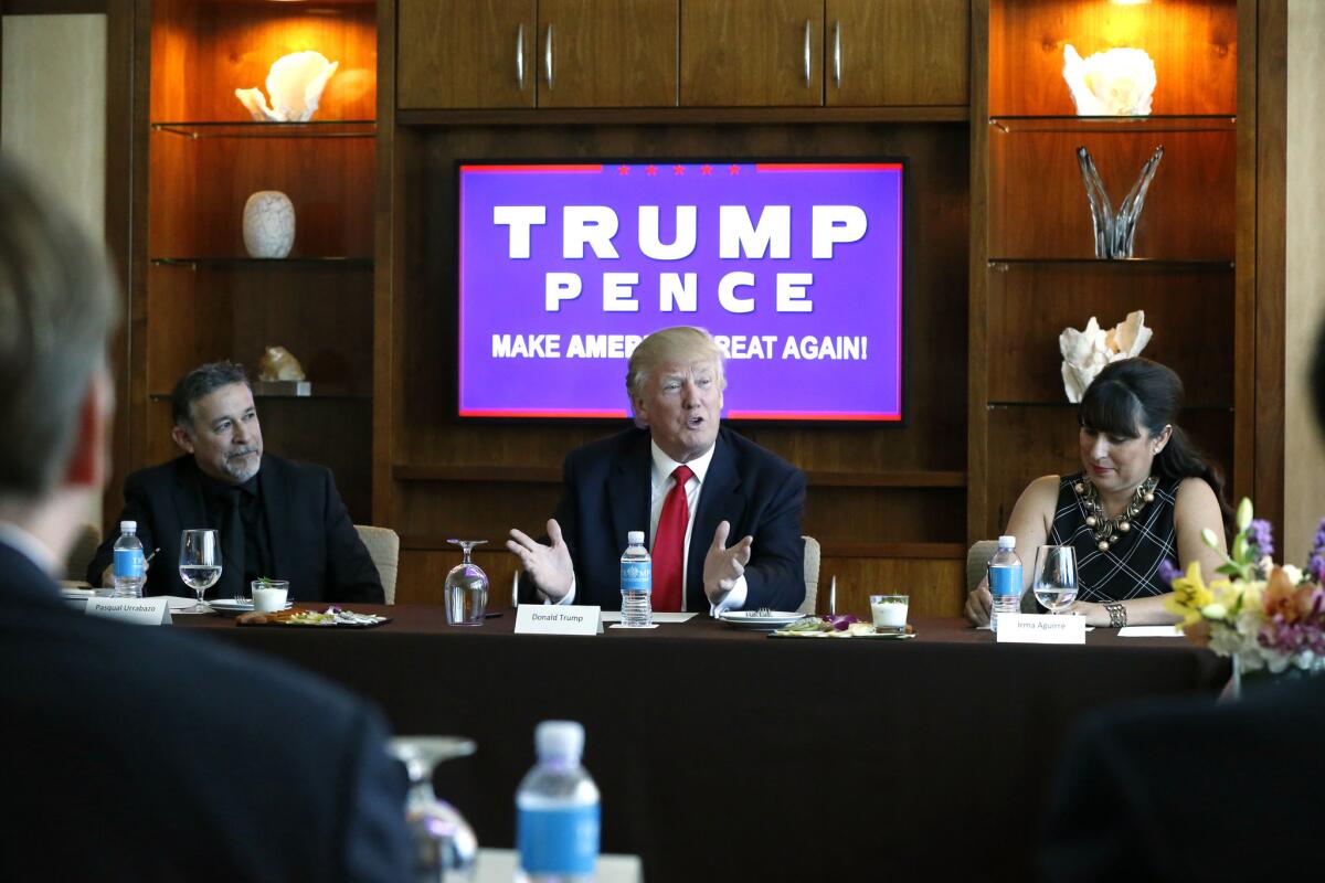 El candidato republicano a la presidencia, Donald Trump, lidera una mesa redonda con líderes hispanos y propietarios de pequeñas empresas en Las Vegas, el viernes 26 de agosto de 2016. (AP Foto/Gerald Herbert)