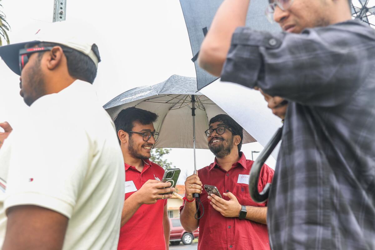 Ankit Chirra, Karthik Mohan, Rajiv Byreddy et Praveen Venreddy devant la bibliothèque de quartier Mark Twain le 6 mars 2024