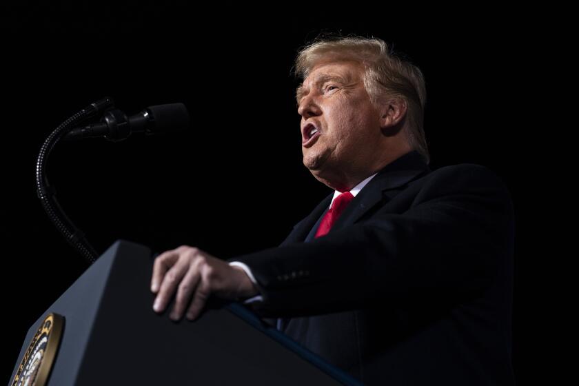 El presidente Donald Trump durante un acto de campaña en el Aeropuerto Internacional de Erie, el martes 20 de octubre de 2020, en Erie, Pensilvania. (AP Foto/Evan Vucci)