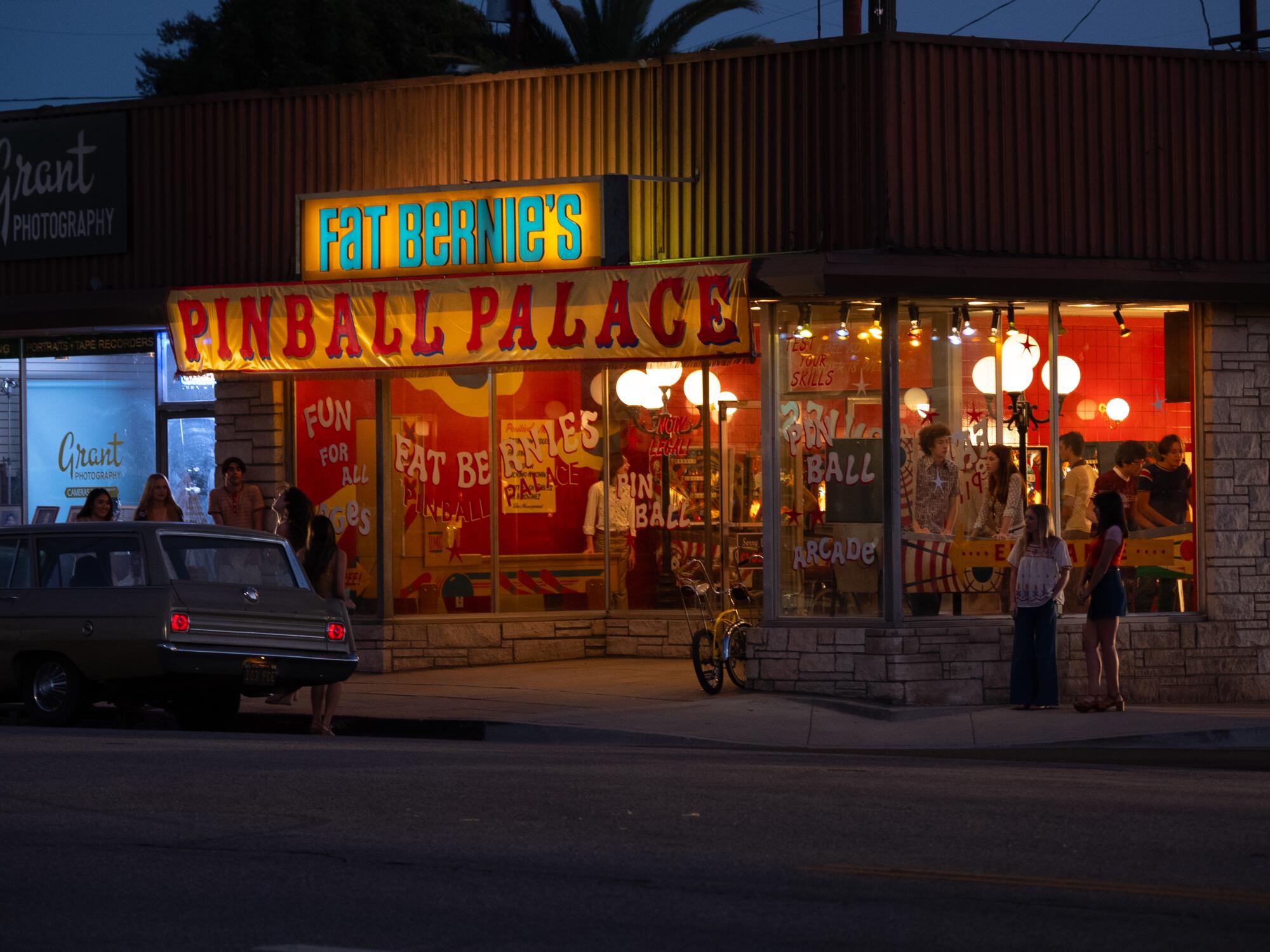The street scene outside a pinball arcade in "Licorice Pizza."