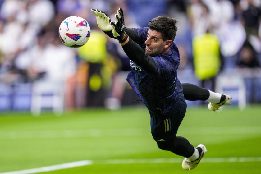 El portero del Real Madrid Thibaut Courtois evita un gol en el calentamiento antes del juego ante el Cadiz en la liga española el sábado 4 de mayo del 2024. (AP Foto/Manu Fernandez)
