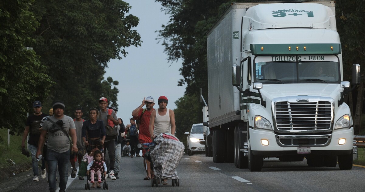 El organizador de la caravana de migrantes dice que el grupo se dirige ahora a la frontera de EE. UU. El organizador de la caravana de migrantes dice que el grupo se dirige ahora a la frontera de EE. UU.
