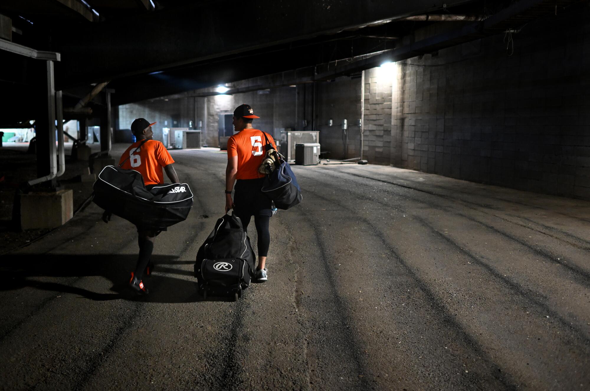 Dennis Kasumba, joueur de Frederick Keys, à gauche, marche avec son collègue receveur et colocataire Indiana Stanley après une séance d'entraînement.