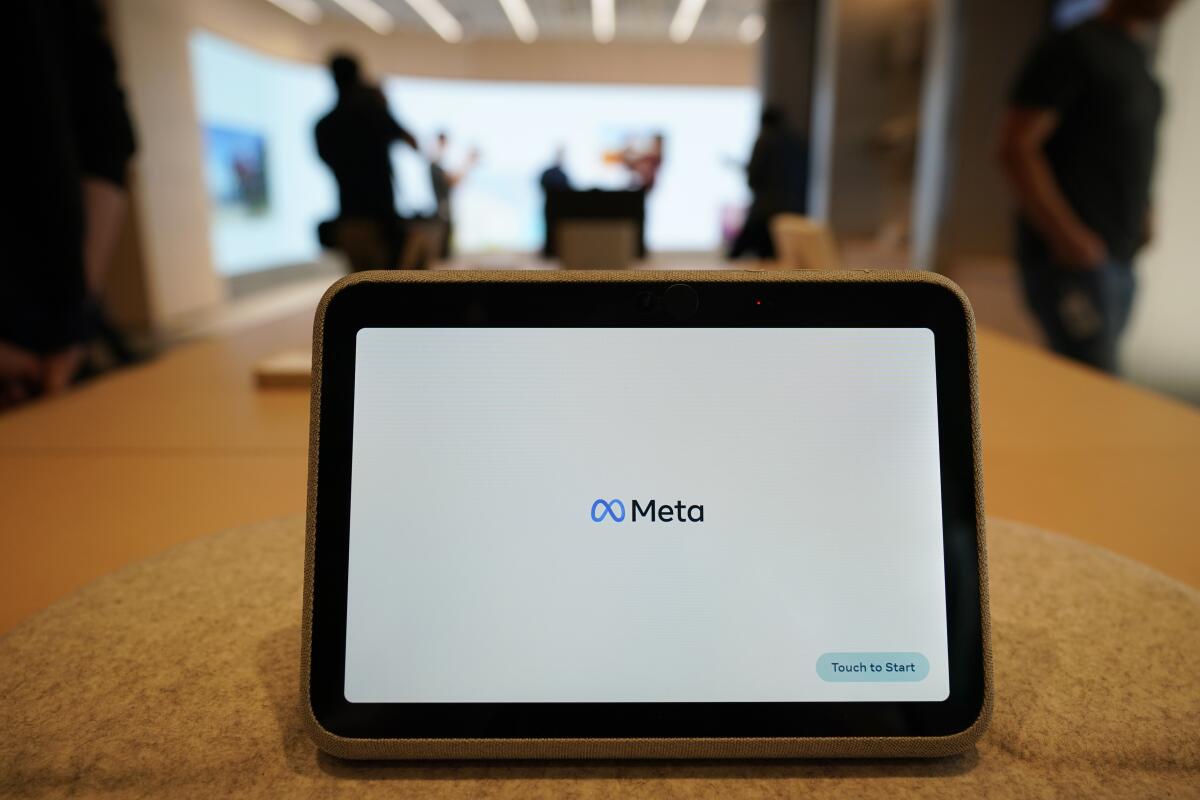 Un dispositivo Meta Portal Go se exhibe en la tienda Meta de Burlingame, California