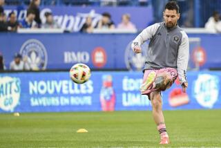 Lionel Messi calienta previo al partido de la MLS ante Montreal, el sábado 11 de mayo de 2024, en Montreal. (Graham Hughes/The Canadian Press vía AP)
