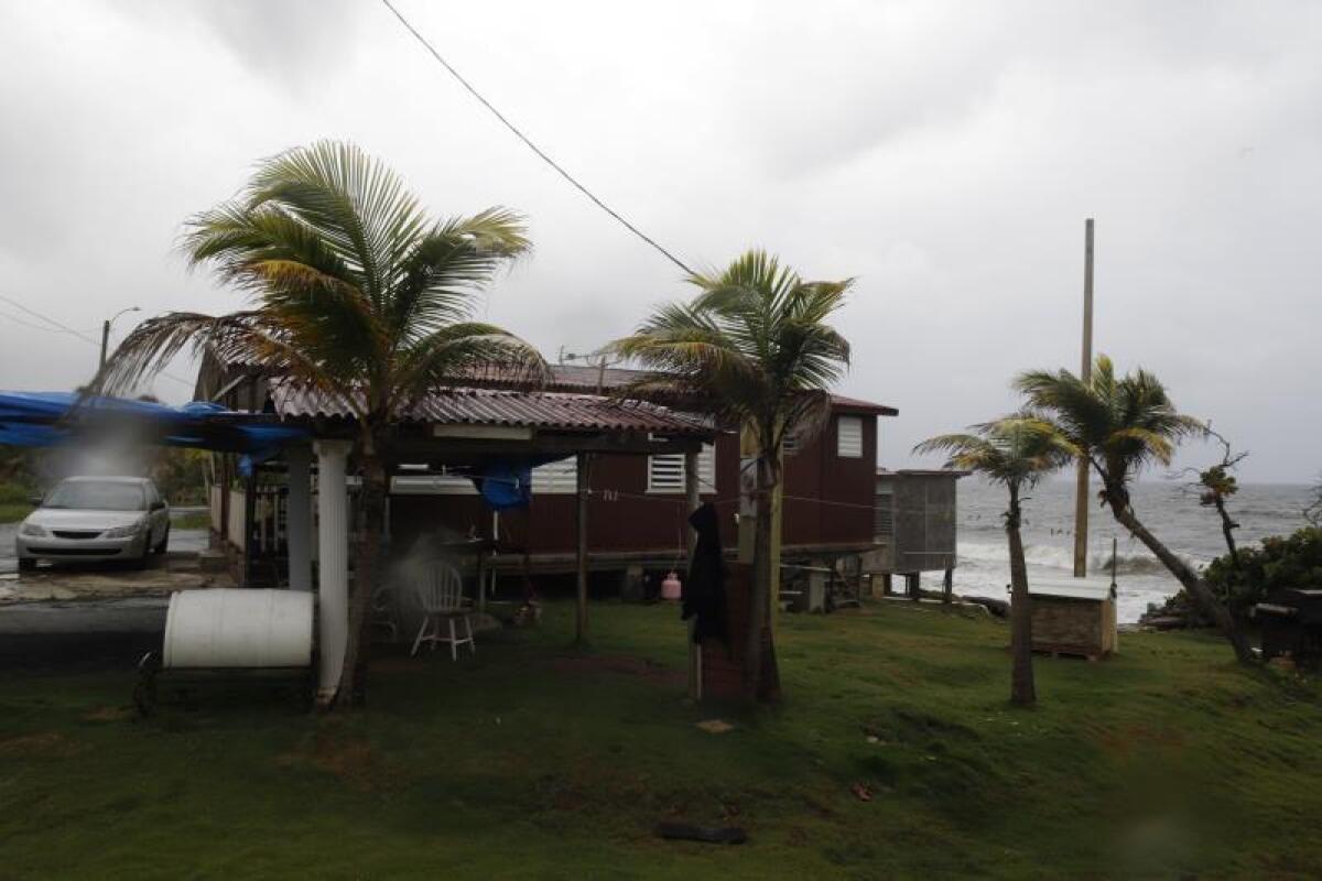 Vista este miércoles de una casa en El Negro en el municipio de Yabucoa, lugar por donde se esperaba la entrada del huracán Dorian a Puerto Rico. EFE/Thais Llorca