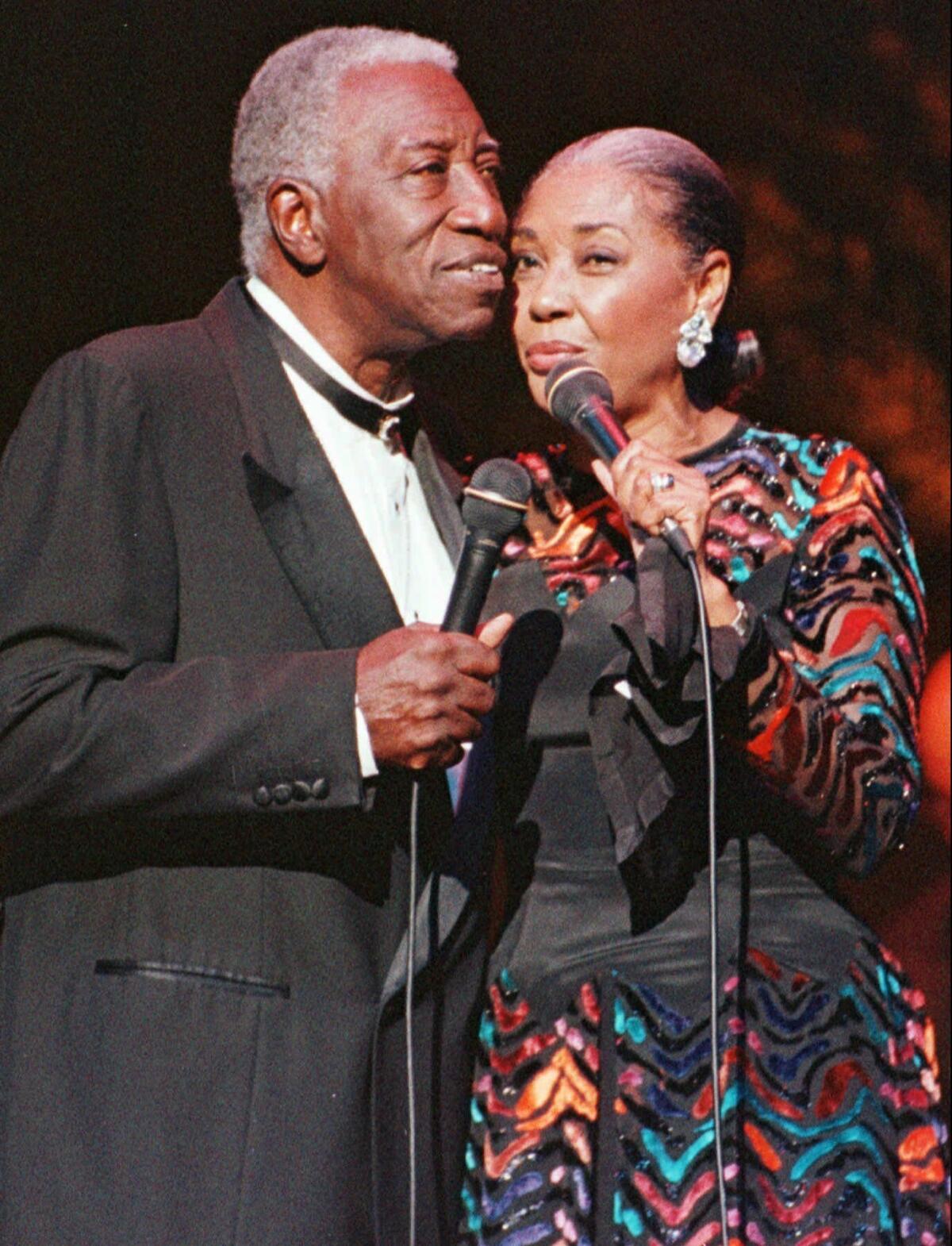 Famed jazz vocalists Joe Williams and Nancy Wilson sing a duet in 1999.
