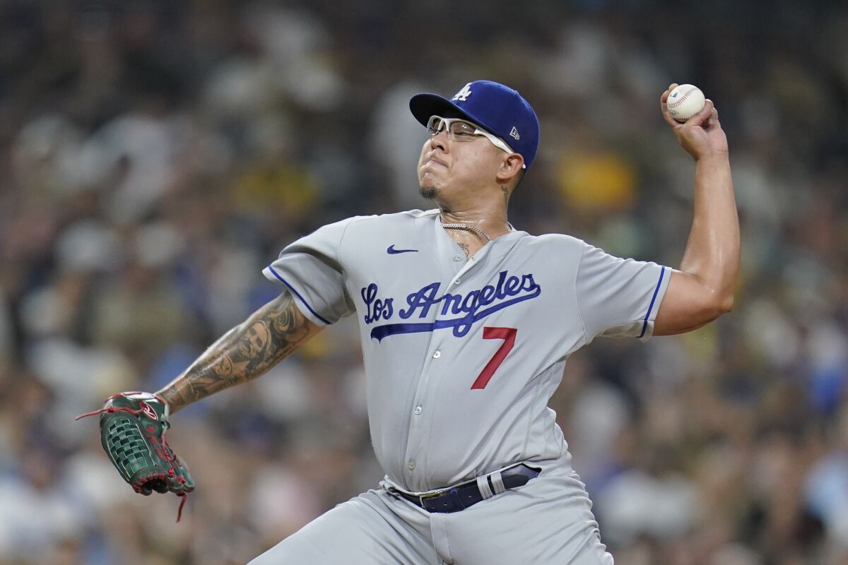 Julio Urías lanza contra los Padres de San Diego el 28 de septiembre en Petco Park.