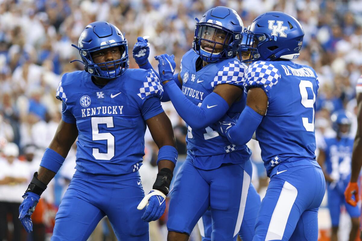 Kentucky linebacker DeAndre Square (5) and teammates celebrate during the first half.