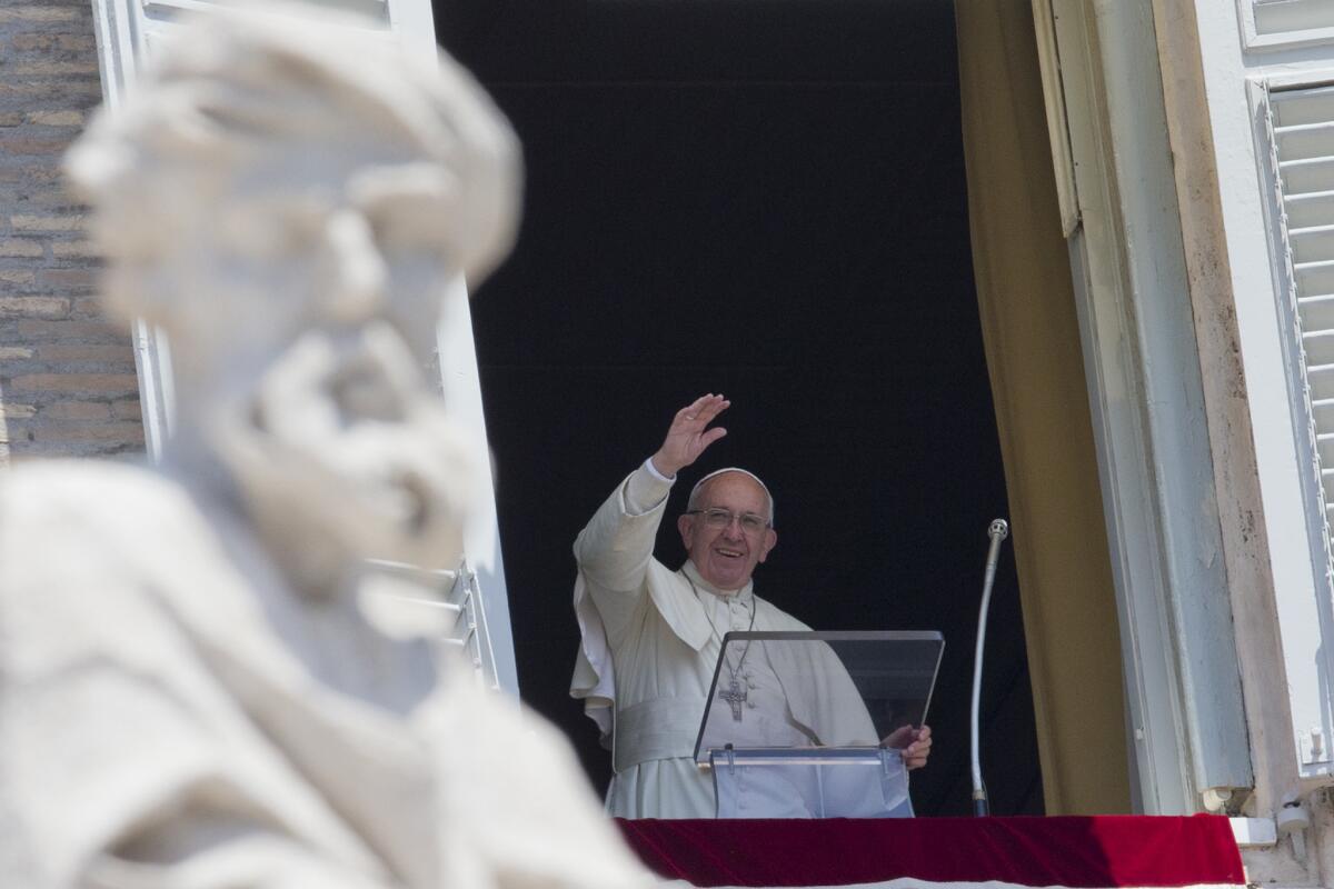 El papa Francisco ofrece su bendición durante la oración del Angelus desde la ventana de su despacho frente a la Plaza de San Pedro, en el Vaticano, el domingo 3 de julio de 2016. (AP Foto/Andrew Medichini)