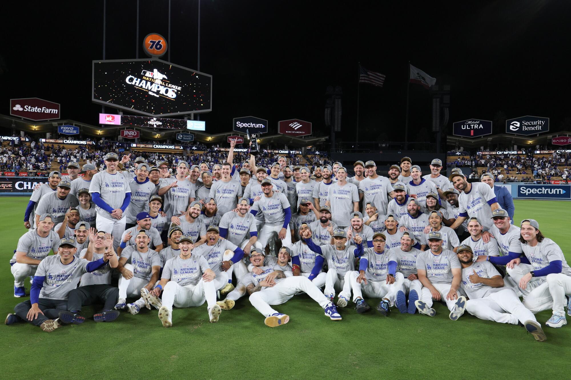 Dodgers oyuncuları ve antrenörleri, NLCS'nin 6. maçında Mets'i mağlup ettikten sonra sahada kutlama yapıyor