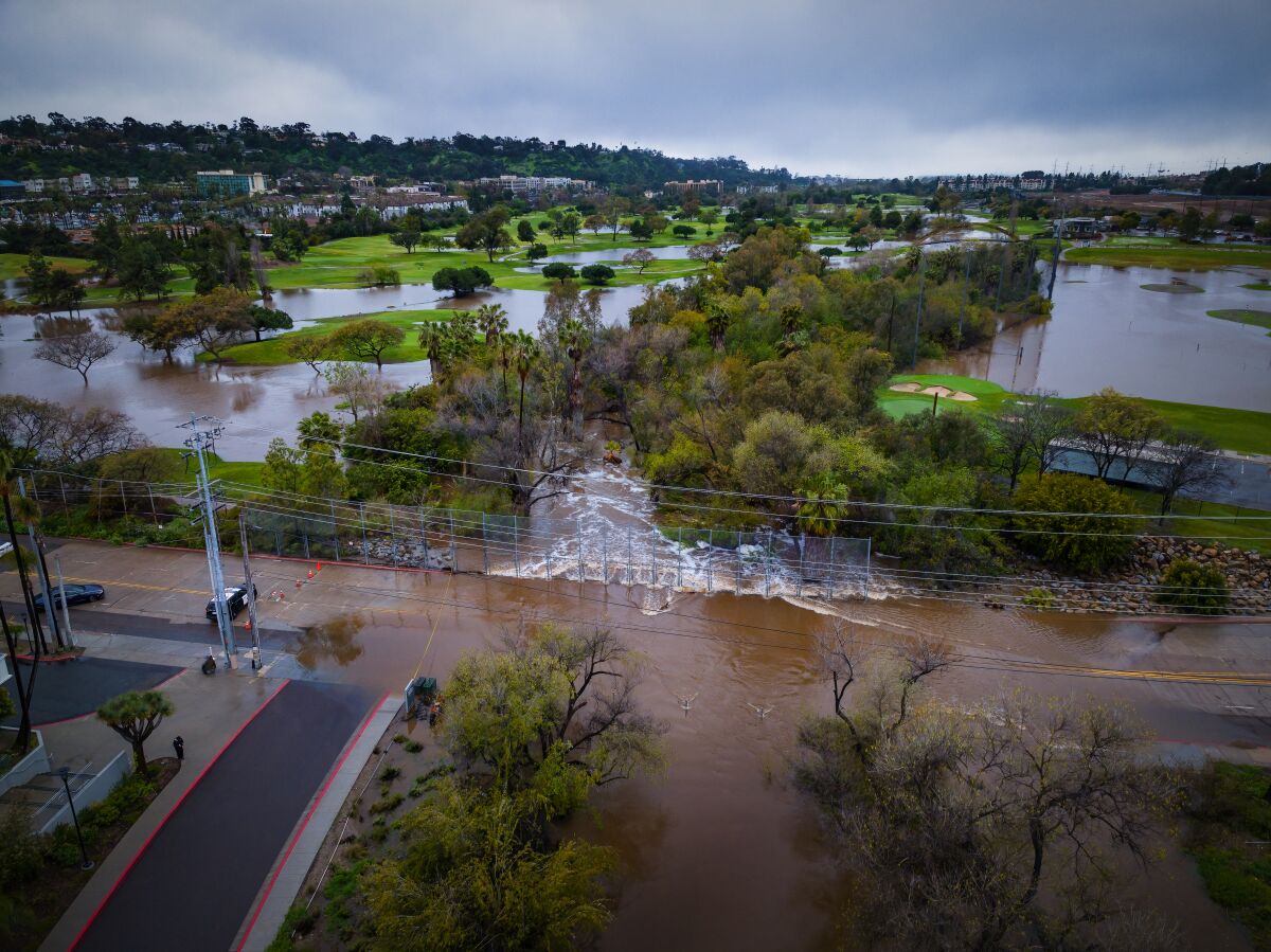 Fashion Valley Road está cerrada así como el campo de golf Riverwalk