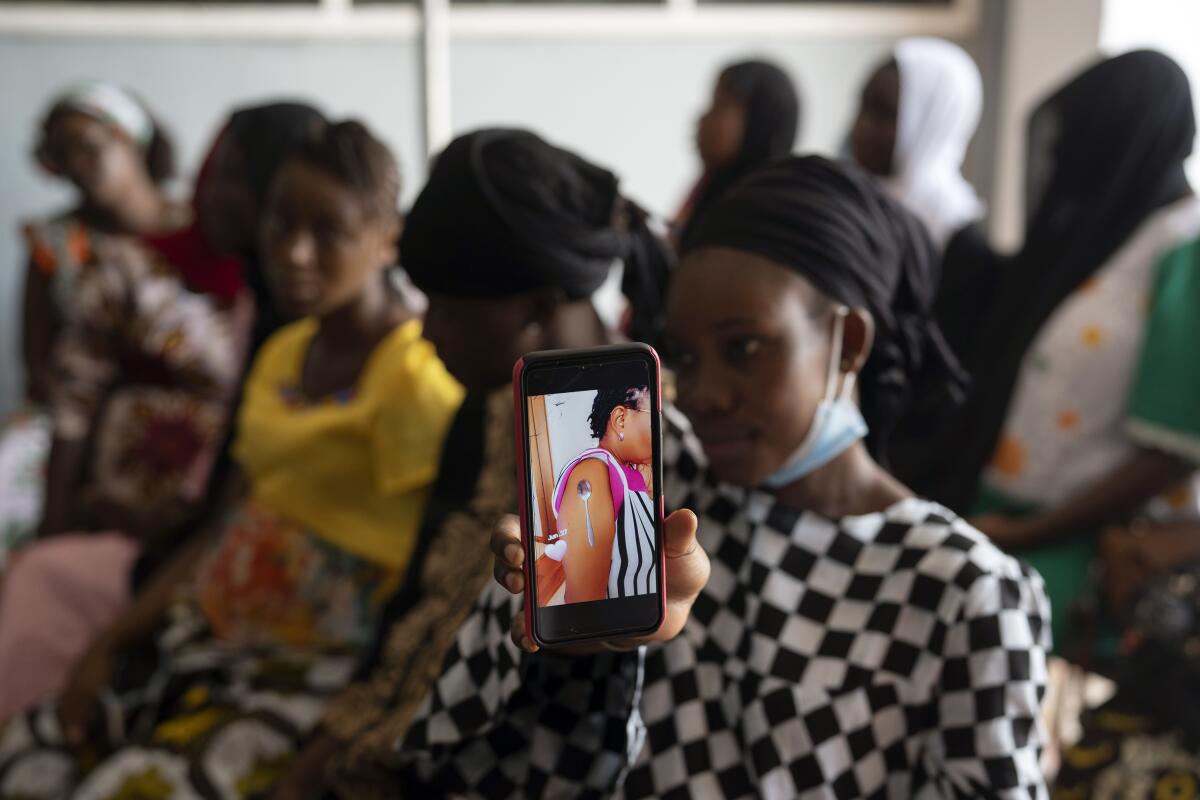 Foto del 23 de septiembre del 2021 tomada en un hospital de Serrekunda, Gambia, en la que Oumie Nyassi muestra un video