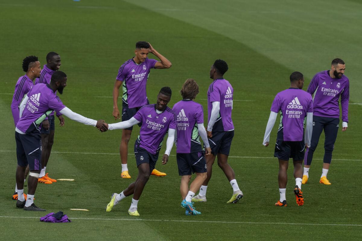 Los jugadores del Real Madrid durante un entrenamiento, el martes 23 de mayo de 2023, en Madrid.