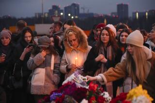 Varias personas depositan flores y encienden velas en las inmediaciones del Crocus City Hall, donde se registró un ataque que dejó más de 100 fallecidos, a las afueras de Moscú, Rusia, el 23 de marzo de 2024. (AP Foto/Alexander Zemlianichenko)