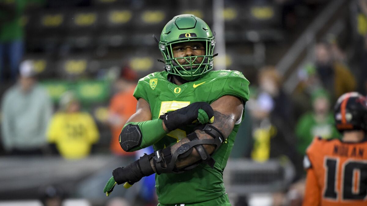 Oregon defensive end Kayvon Thibodeaux plays in a game.