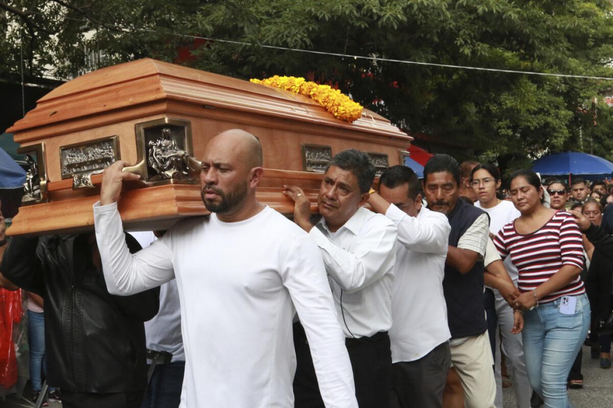 ARCHIVO.- Familiares del alcalde asesinado