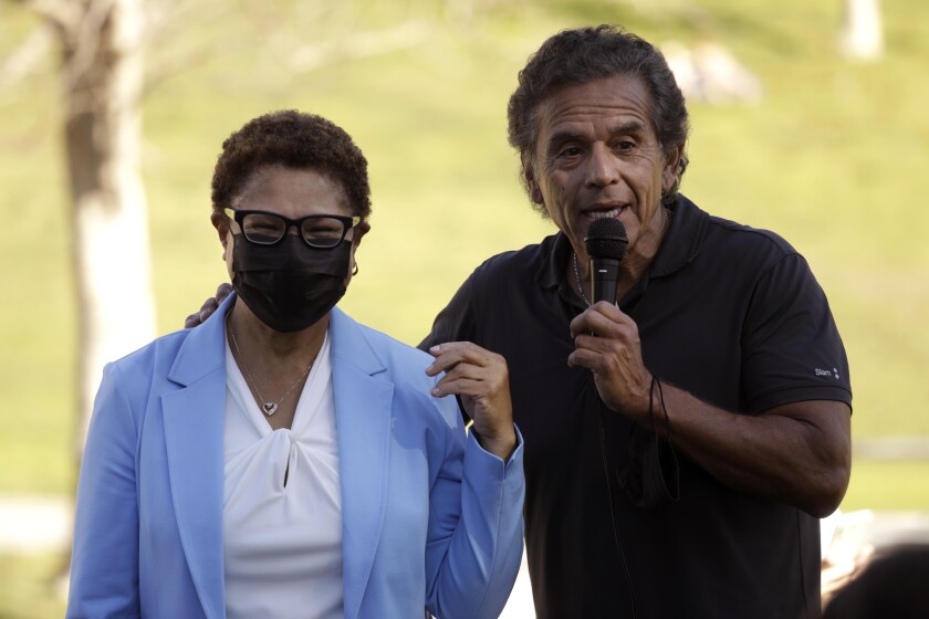 El exalcalde de Los Ángeles, Antonio Villarrigosa, a la derecha, muestra su apoyo a la representante Karen Bass.