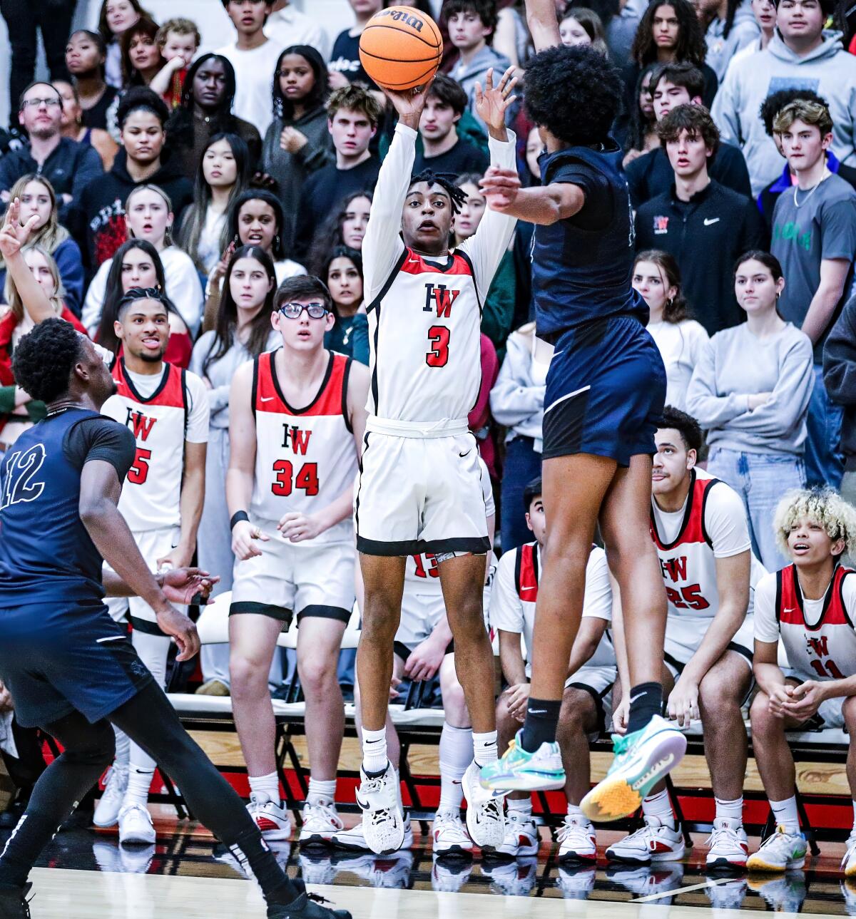 Amir Jones contribuiu com quatro três e 13 pontos na vitória de Harvard-Westlake sobre Sierra Canyon.