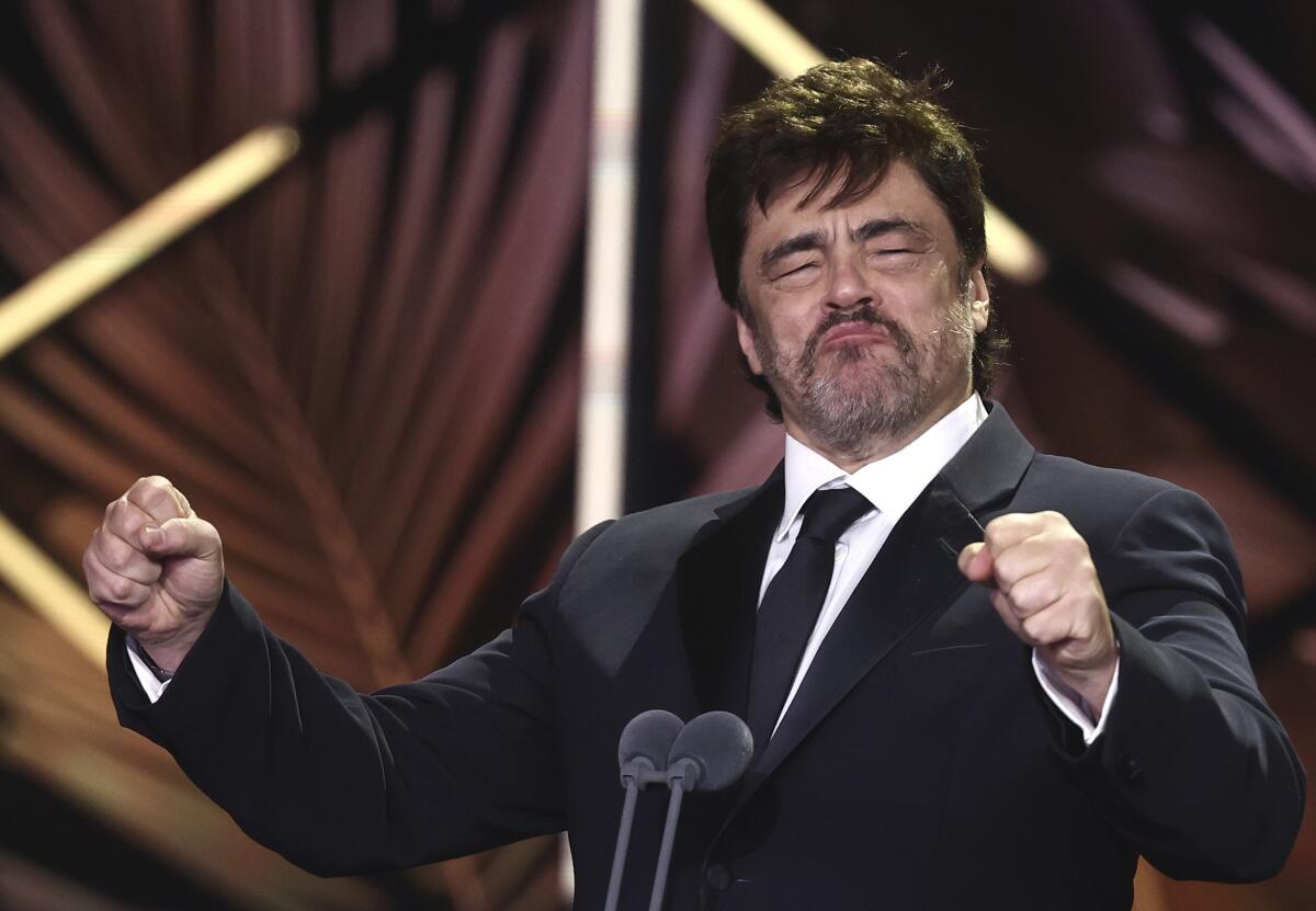 El actor Benicio del Toro reacciona al recibir el premio Platino de Honor durante los Premios Platino
