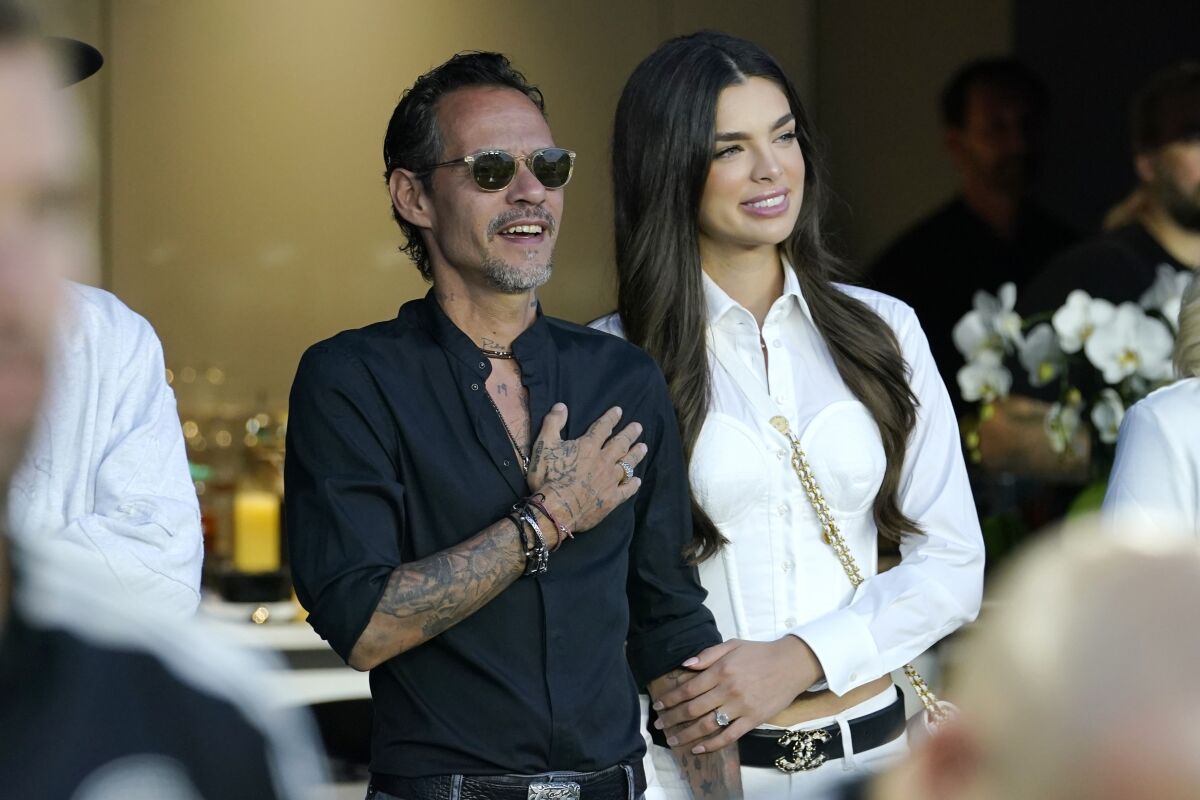 Marc Anthony y Nadia Ferreira.