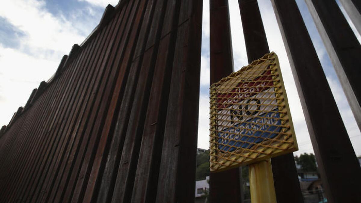 Los tribunales de apelación federales negaron el lunes la solicitud de asilo de una pareja mexicana, diciendo que no había ninguna prueba de que su aspecto "estadounidense" los haría objeto de tortura después de ser deportados a México. Arriba, una sección de la valla a lo largo de la frontera entre EE.UU. y México.