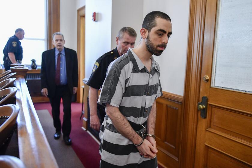 Hadi Matar camina para ingresar en el tribunal