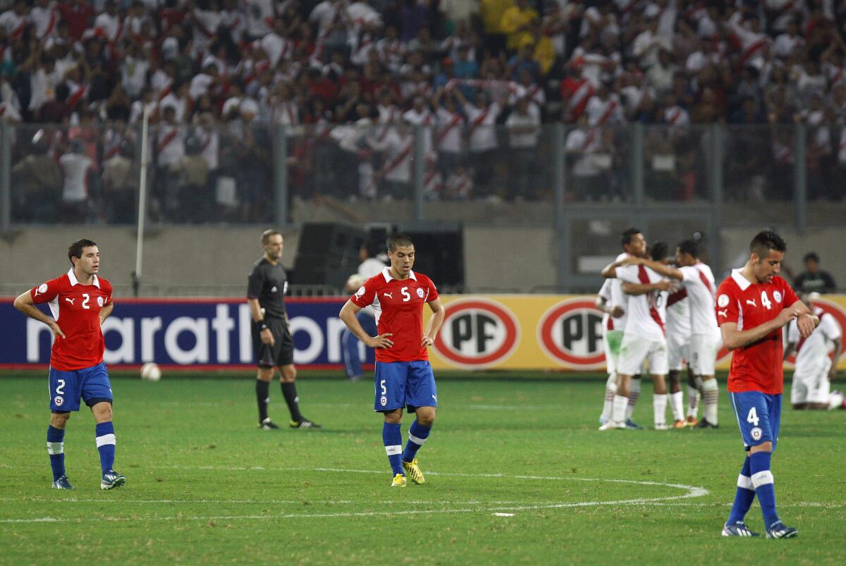 Chile y Perú se han enfrentado en 84 ocasiones con 46 triunfos de la roja, 24 de la blanquirroja y 14 empates.