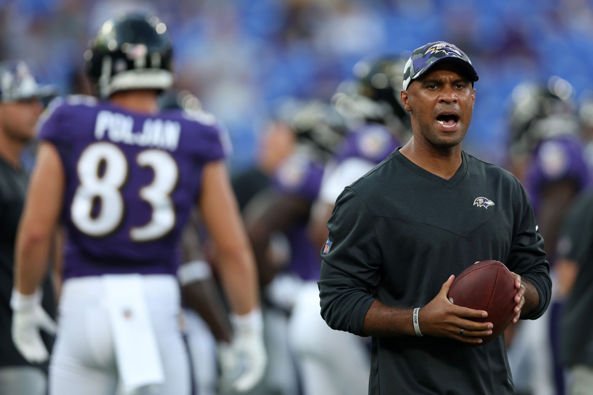 D'Anton Lynn se tient sur le terrain avant un match entre les Ravens de Baltimore et les Titans du Tennessee.