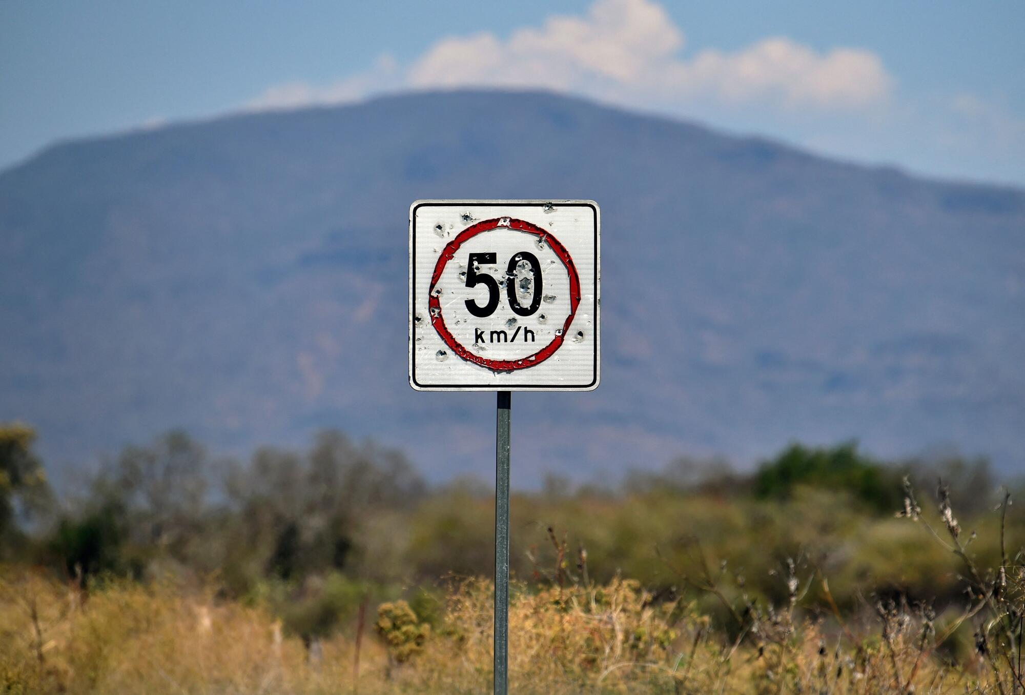 ブエナビスタ・トマトラン～アギリャ高速道路で弾痕のある速度制限標識が見られる。 