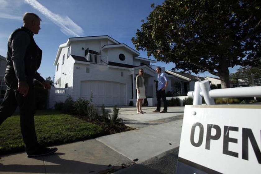 Compradores potenciales se reúnen con su agente de bienes raíces en una casa en Westchester. Tanto las ventas como los precios medios de las viviendas aumentaron en el mes de abril en el sur de California.