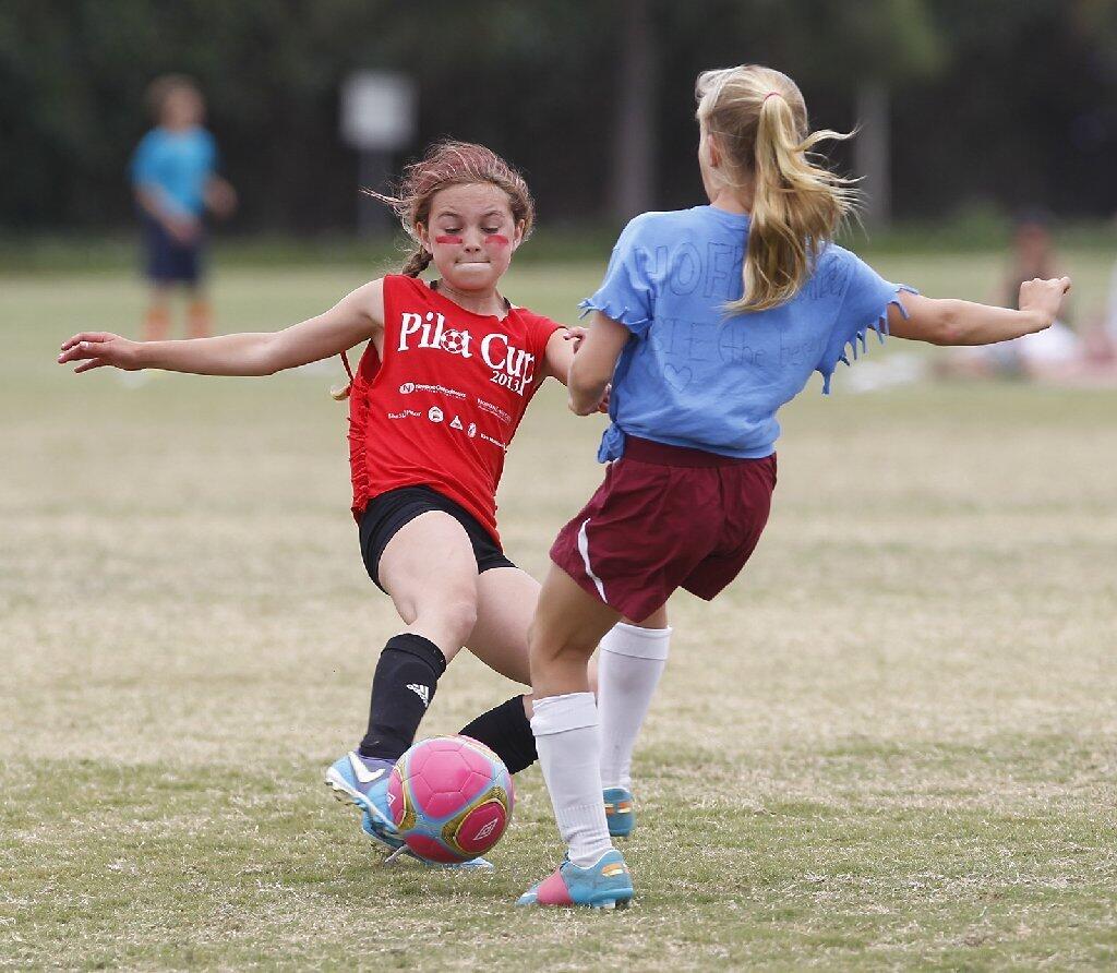 Kaiser's Grace Fay, left, makes a move on Andersen's Kira Hoffman during the girls' 5-6 gold division championship game at the Pilot Cup Sunday.