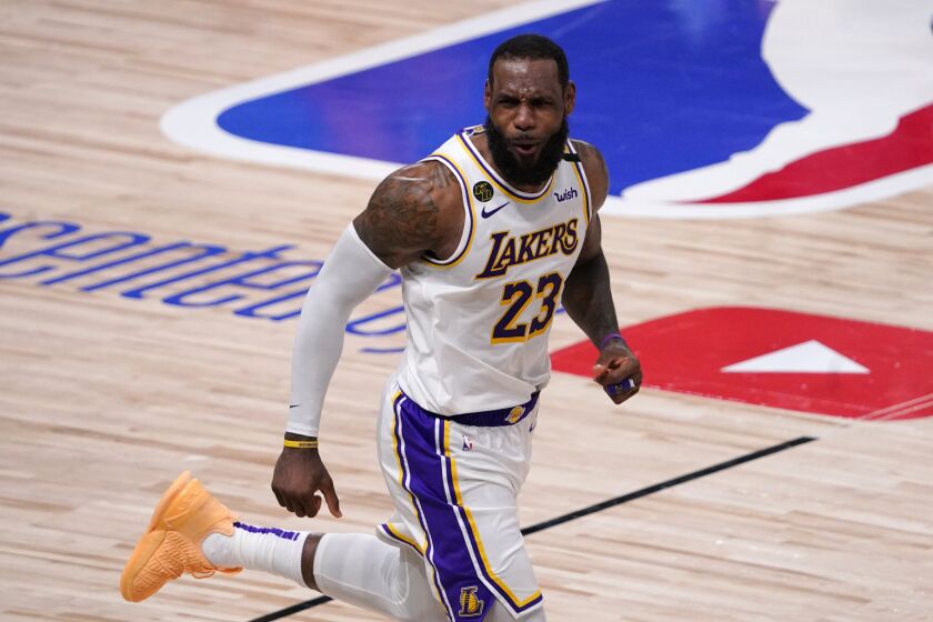 ARCHIVO - LeBron James, de los Lakers de Los Ángeles festeja en el sexto partido de las Finales de la NBA ante el Heat de Miami, el 11 de octubre de 2020 (AP Foto/Mark J. Terrill, archivo)
