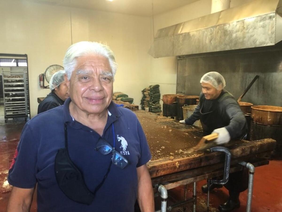 Gustavo Martínez es propietario de El Capiro, una fábrica de piloncillo en Los Ángeles.