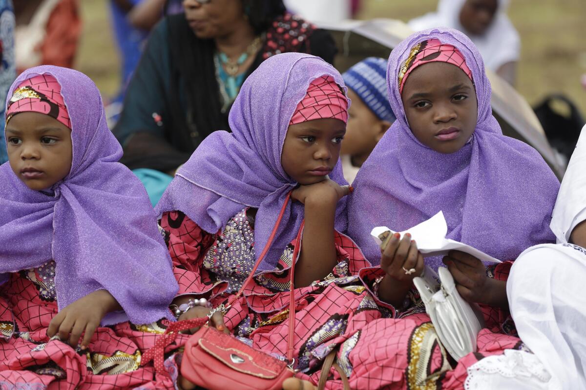 Niñas nigerianas musulmanas asisten a la oración Eid al-Fitr, que marca el final de mes sagrado de ayuno musulmán del Ramadán en Lagos, Nigeria, el viernes 17 de julio de 2015. (Foto AP/Sunday Alamba)