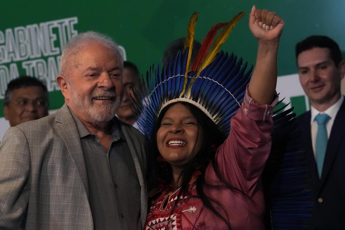 El presidente electo de Brasil, Luiz Inácio Lula da Silva, con la líder indígena Sônia Guajajara,