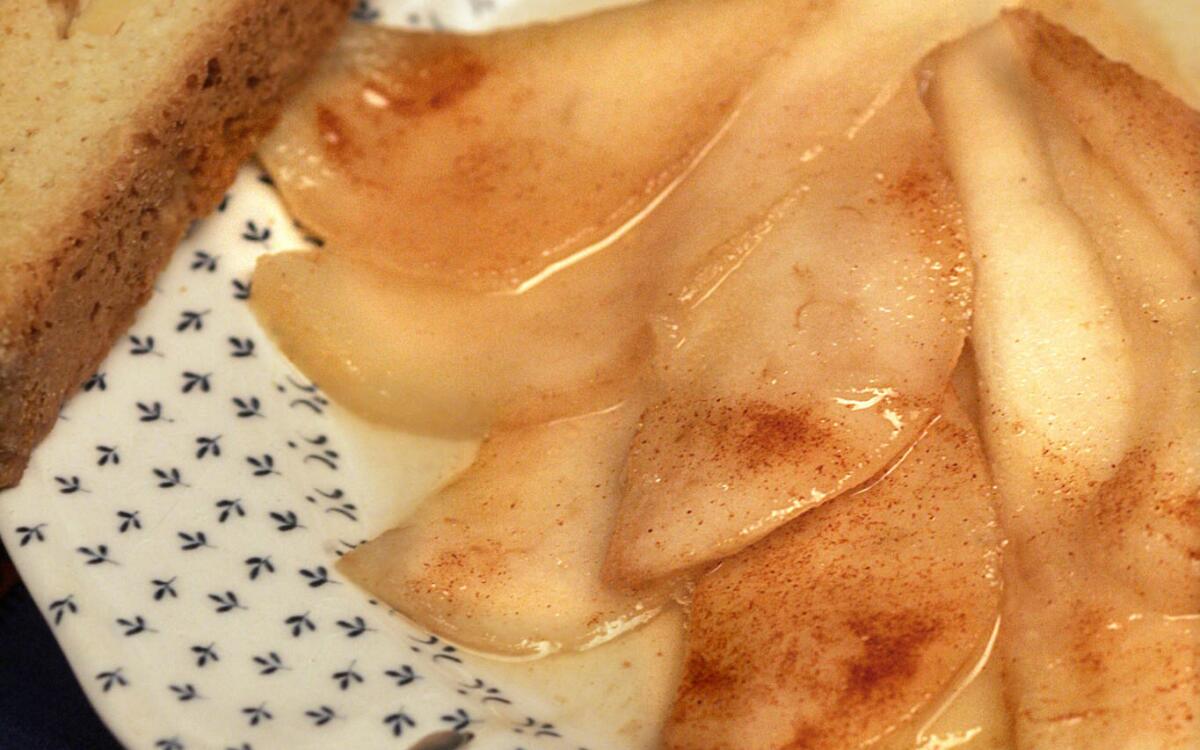 Cooked pears with cinnamon