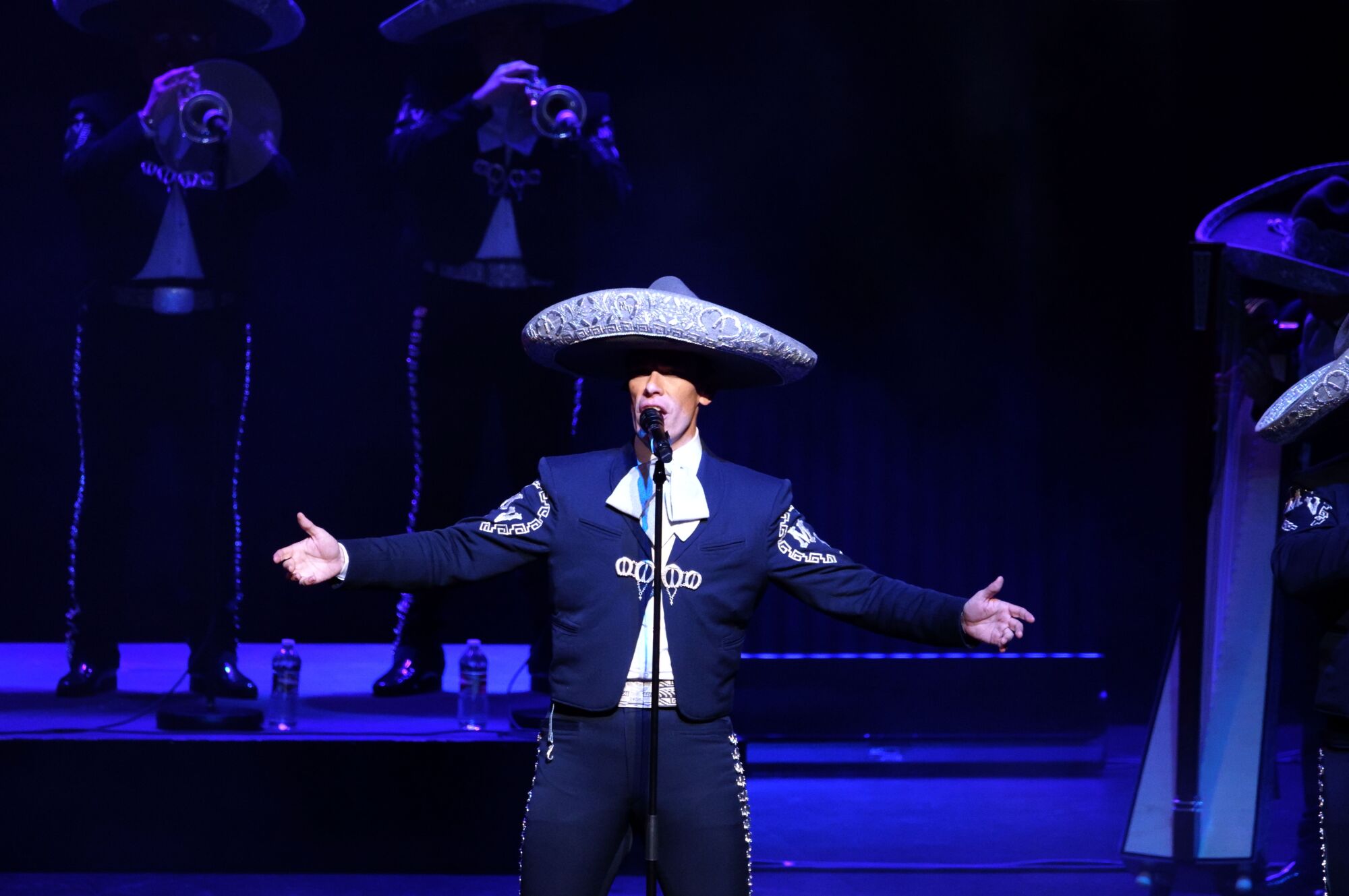 El Mariachi Vargas de Tecalitlán cautiva al público angelino y rinde  tributo a los grandes en su nuevo show - Los Angeles Times