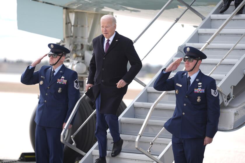 El presidente Joe Biden llega al Aeropuerto Regional Manchester-Boston para un evento sobre la reducción de precios para las familias estadounidenses, el 11 de marzo de 2024. (Foto AP/Evan Vucci)