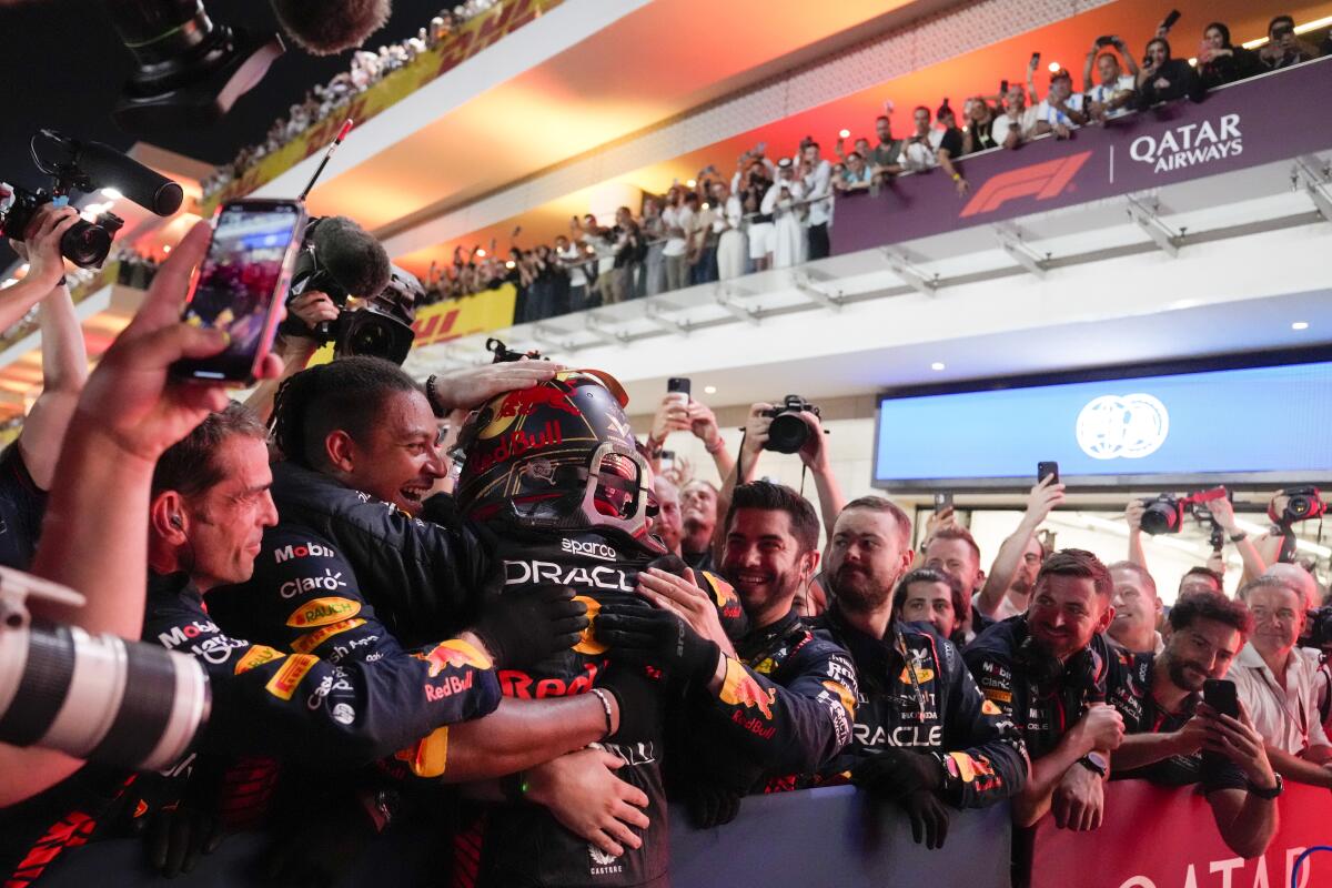 El piloto Max Verstappen celebra con su equipo Red Bull tras la victoria en el Gran Premio de Qatar,