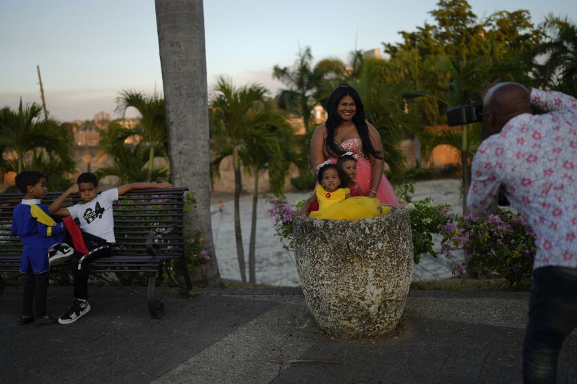 Una mujer posa para una fotografía en la zona colonial de Santo Domingo, República Dominicana, el jueves 23 de marzo de 2023, mientras la nación caribeña da la bienvenida a los invitados a la 28ª Cumbre Iberoamericana. (Foto AP/Ariana Cubillos)