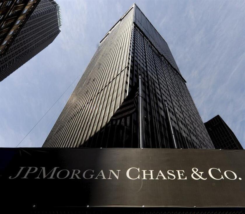 Fotografía de un cartel del banco estadounidense JPMorgan Chase en un edificio de Nueva York, Estados Unidos. EFE/Archivo