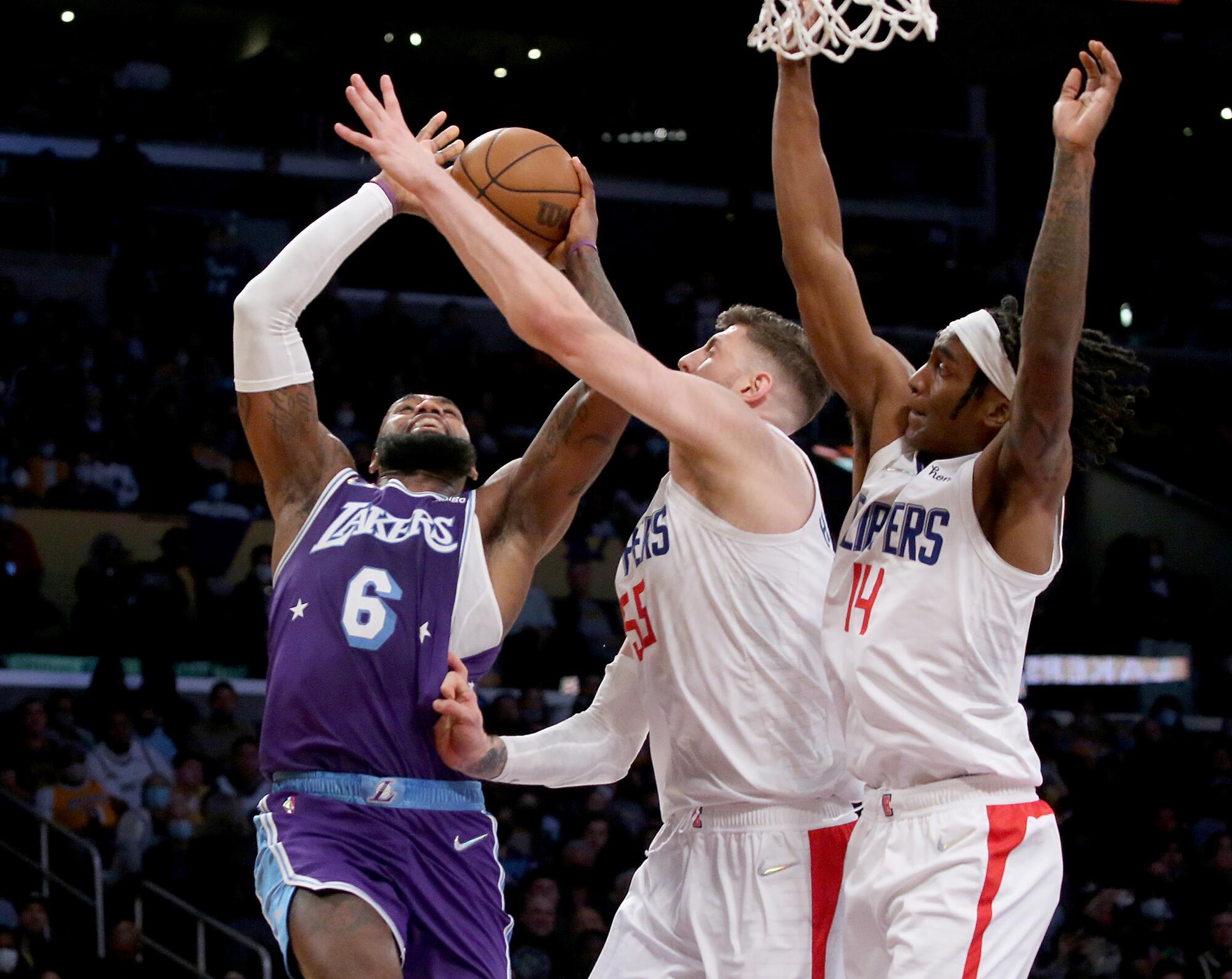 Lakers forward LeBron James goes to the basket against Clippers.