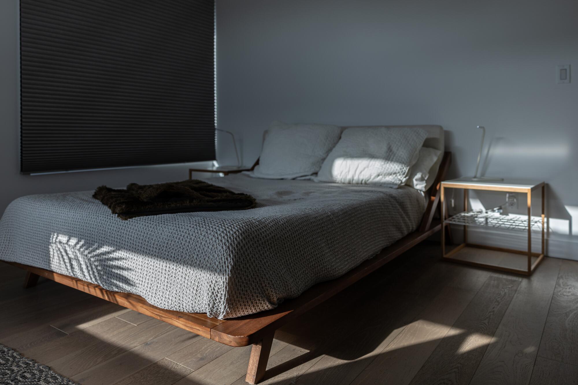 Casa de un dormitorio con sábanas grises