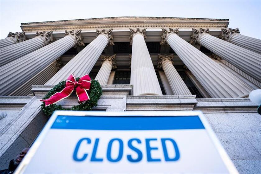 Un letrero anuncia el cierre de los Archivos Nacionales durante el quinto día consecutivo del cierre parcial del Gobierno estadounidense en Washington D.C (Estados Unidos). EFE/Archivo